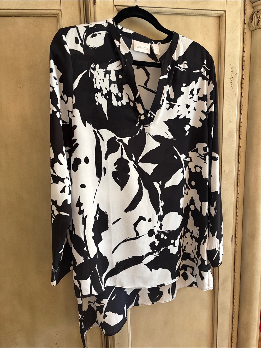 Chico's Black & White Abstract Floral V-Neck Blouse